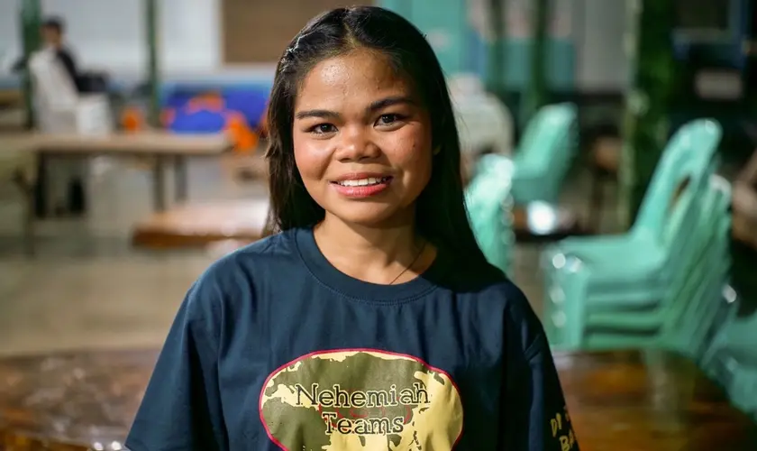 Jovem criada em uma família animista nas Filipinas conheceu Jesus, levou a mãe e a irmã à fé e hoje atua como líder em um projeto missionário. Foto: Reprodução/IMB