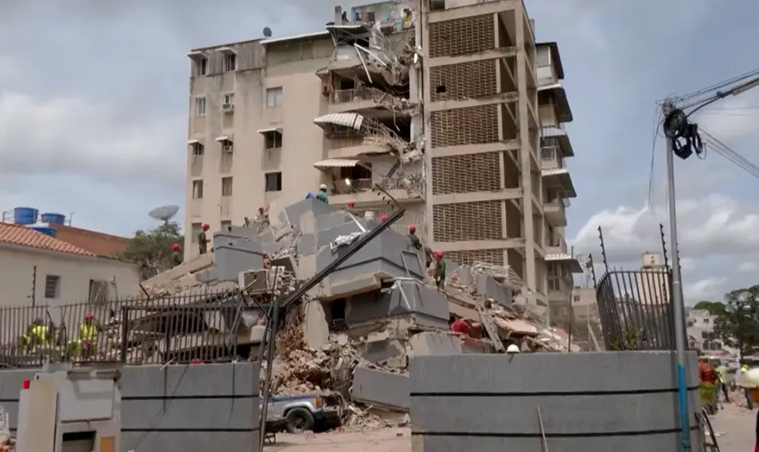 Fiéis de igreja na Venezuela sobrevivem aos terremotos e se unem em oração em meio à devastação em La Guaira. Foto: Captura de tela/El País